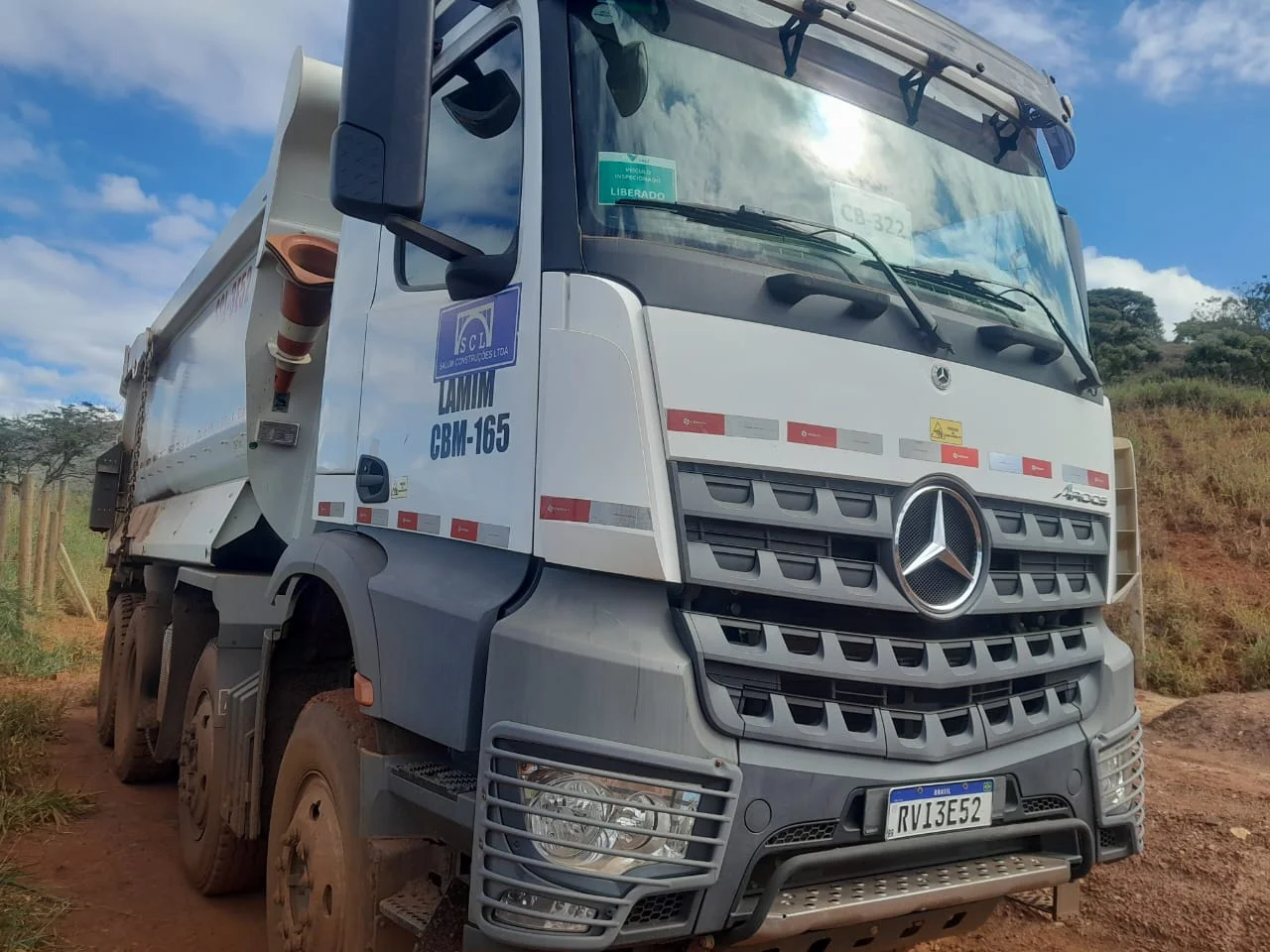 Caminhão caçamba basculante pronto para carregar material de obra em Minas Gerais