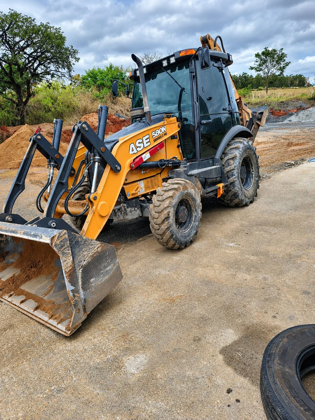 Retroescavadeira 4x4 cabinada da Minas Forte pronta para a entrega em obra em Minas Gerais
